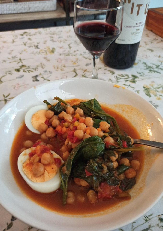 Una foto de Garbanzos con espinacas y huevos duros