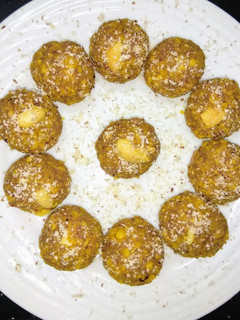 Leftover பால் சேர்த்து செய்த லட்டு செய்முறை முக்கிய புகைப்படம்