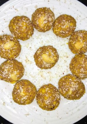 Leftover பால் சேர்த்து செய்த லட்டு செய்முறை முக்கிய புகைப்படம்