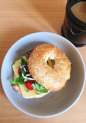 সেসমি বাগেল স্যান্ডউইচ (sesame bagel sandwich recipe in Bengali) রেসিপির প্রধান ছবি