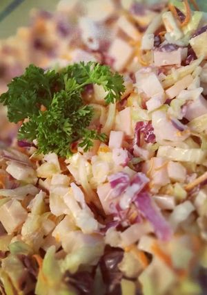 Una foto de Ensalada de repollo, jamón y piña