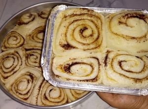 صورة لوصفة سينامون رولز طعم لذيذ جداً وبعجينة خفيفة كالقطن Cinnamon Rolls / بطريقة أم تقوى ملاك