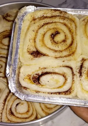 صورة لوصفة سينامون رولز طعم لذيذ جداً وبعجينة خفيفة كالقطن Cinnamon Rolls / بطريقة أم تقوى ملاك