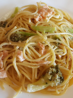 Una foto de 🇮🇹 Espagueti con salmón y brócoli 🇮🇹