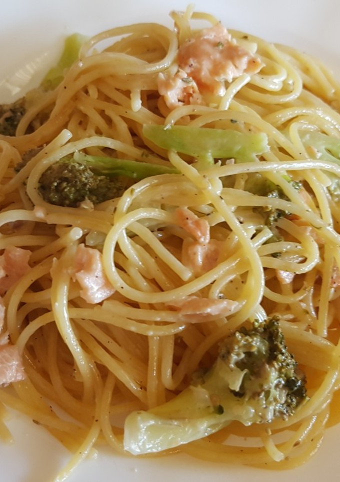 Una foto de 🇮🇹 Espagueti con salmón y brócoli 🇮🇹