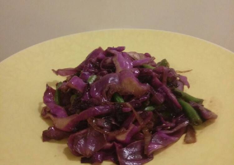 How to Prepare Super Quick Homemade Simple and delicious red cabbage and green bean stir fry