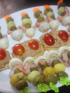 Una foto de Bandeja de banderillas y huevas de bacalao