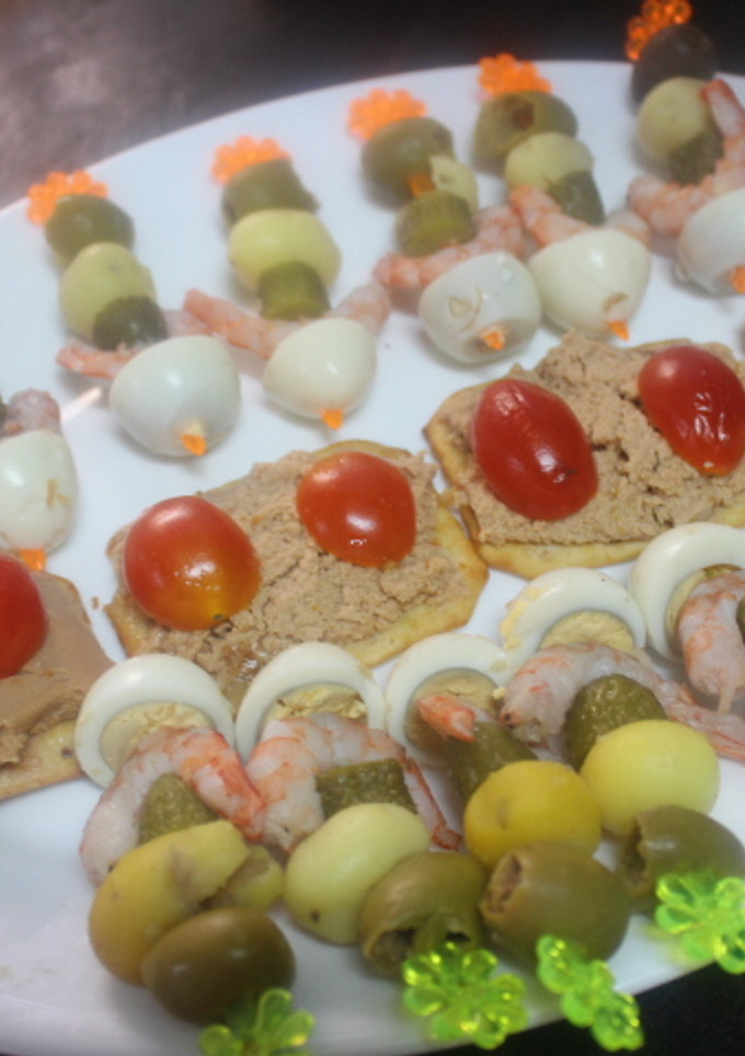 Una foto de Bandeja de banderillas y huevas de bacalao