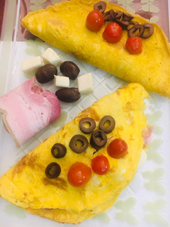 Una foto de OMELET🌮(relleno de panceta ahumada, queso y aceitunas)🌮Y en homenaje al DÍA INTERNACIONAL DEL HUEVO🥚