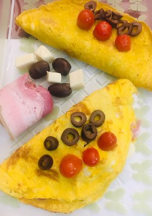 Una foto de OMELET🌮(relleno de panceta ahumada, queso y aceitunas)🌮Y en homenaje al DÍA INTERNACIONAL DEL HUEVO🥚