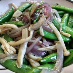 A picture of Quick Sauté: Sugar snap, mushroom and onion炒豌豆#家常快炒##vegan#.