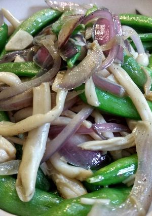 A picture of Quick Sauté: Sugar snap, mushroom and onion炒豌豆#家常快炒##vegan#.