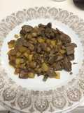Hígado de ternera con champiñones y patatas