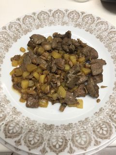 Una foto de Hígado de ternera con champiñones y patatas