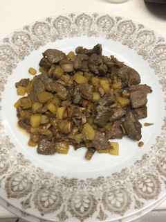 Una foto de Hígado de ternera con champiñones y patatas
