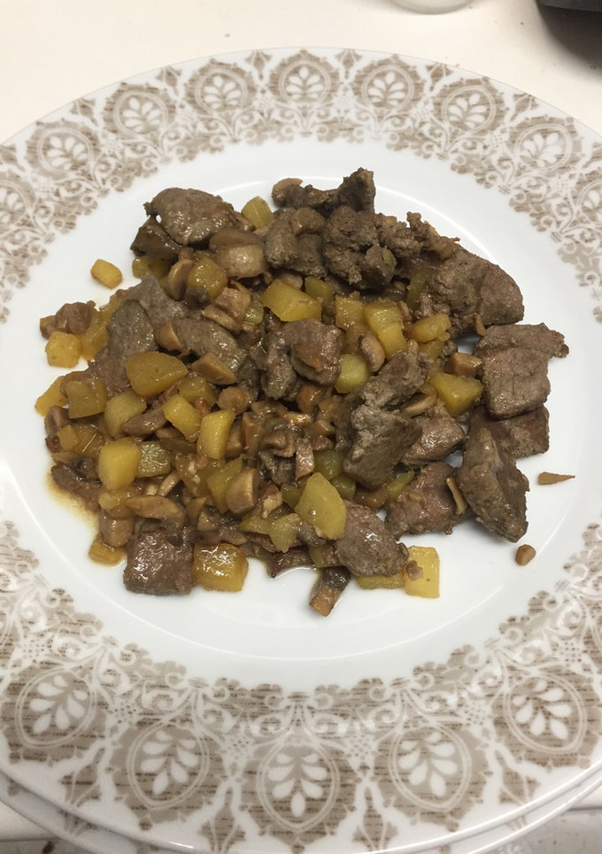 Una foto de Hígado de ternera con champiñones y patatas