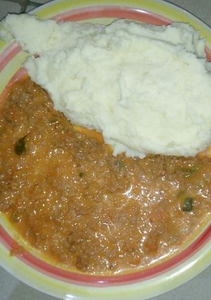 A picture of Mash potatoes &mince meat curry.