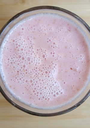 Una foto de Smoothie: almendras, manzana, frutillas