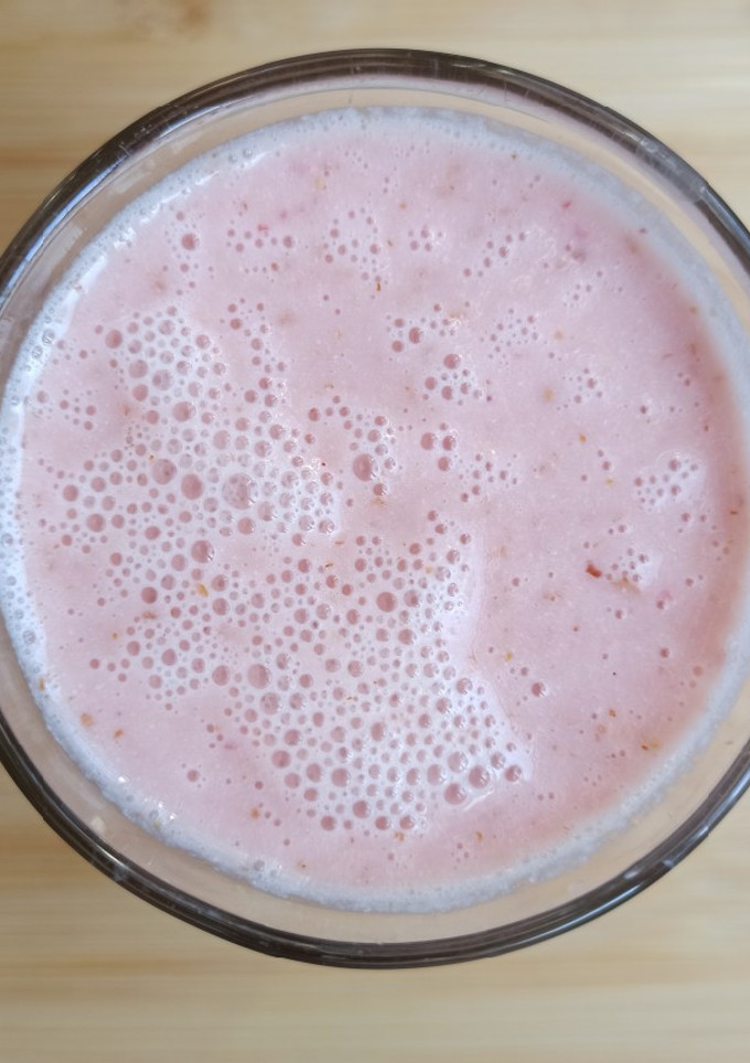 Una foto de Smoothie: almendras, manzana, frutillas