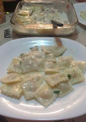 Una foto de Ravioles a la crema con jamón y queso