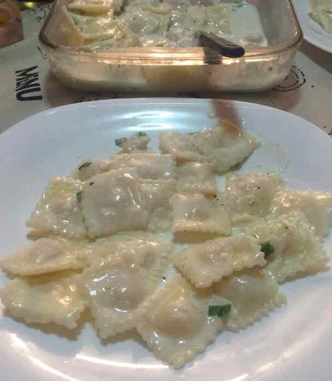 Una foto de Ravioles a la crema con jamón y queso