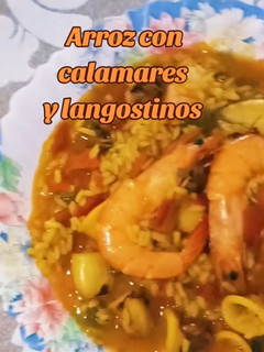 Una foto de Arroz con calamares y langostinos