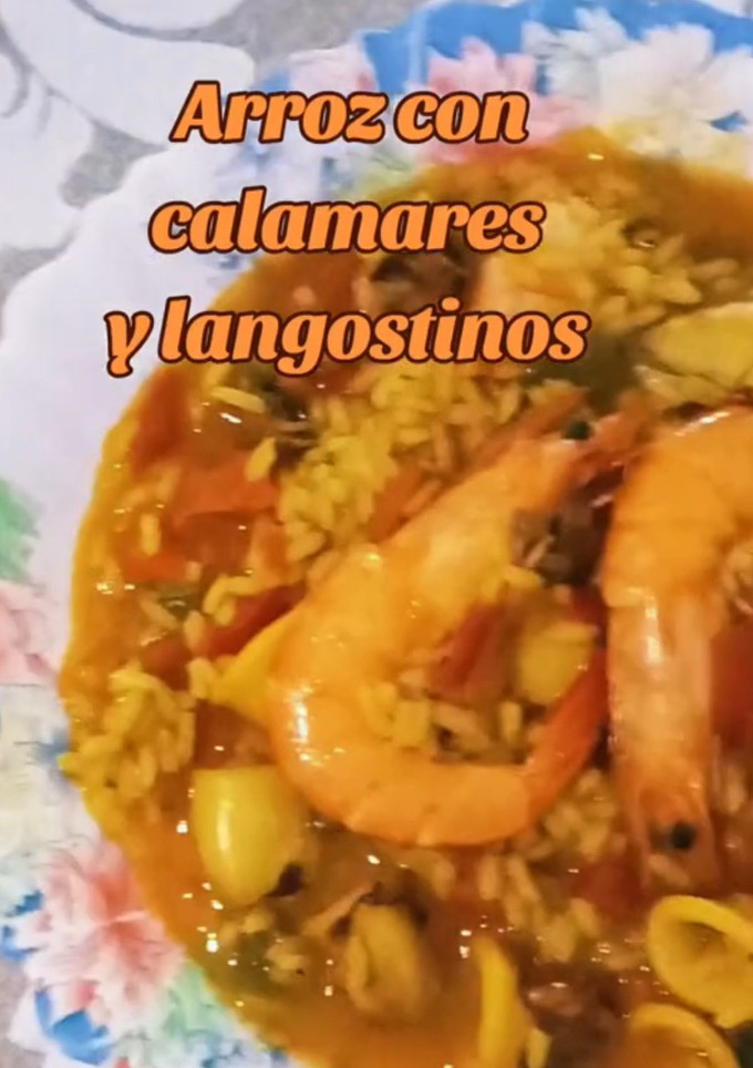 Una foto de Arroz con calamares y langostinos
