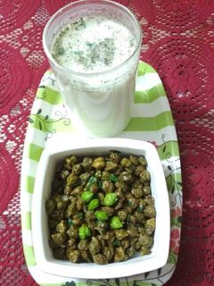 हरा चना चाट साथ में मसाले वाली छाछ (Hara chana chaat with masale wala buttermilk recipe in hindi) रेसिपी मुख्य फोटो