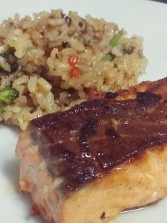 Una foto de Arroz salteado con verduritas y salmón a la plancha