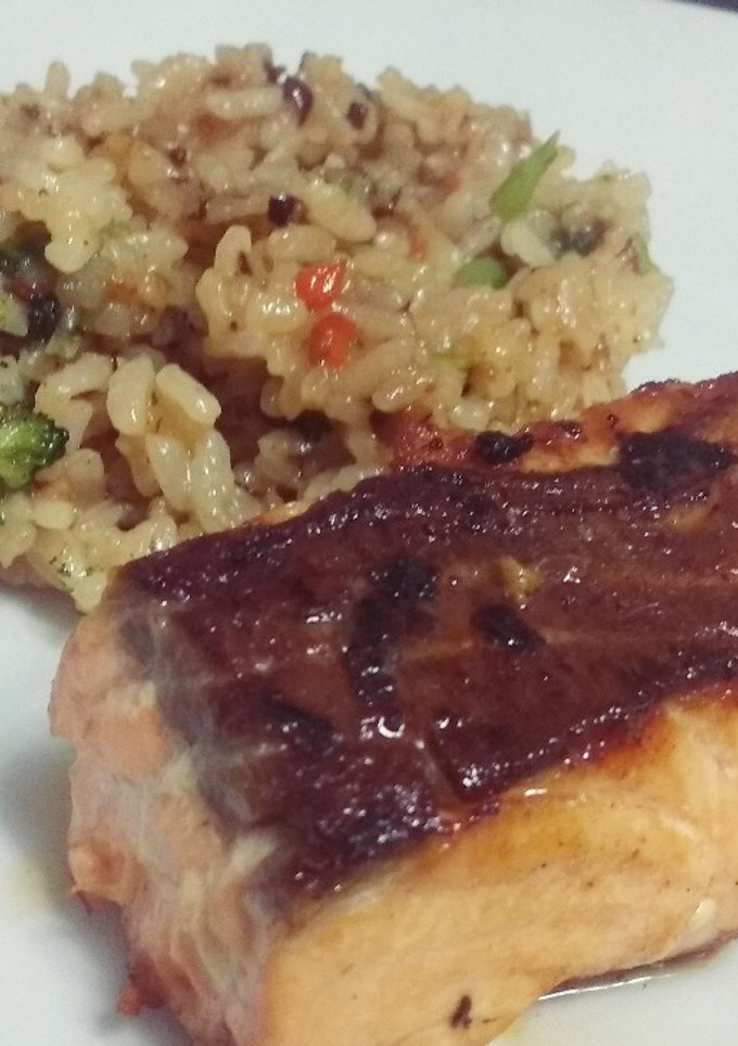 Una foto de Arroz salteado con verduritas y salmón a la plancha