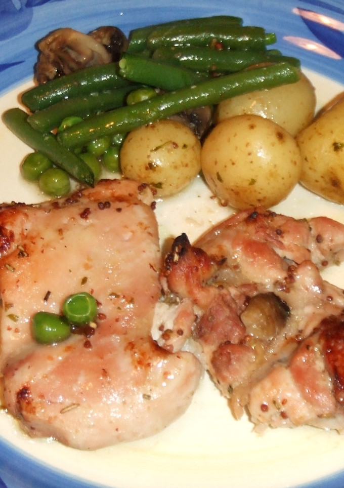 Una foto de Pollo de granja macerado con mostaza, horneado