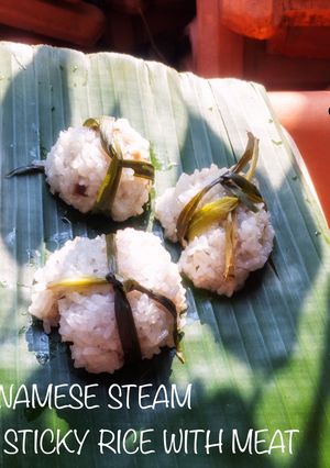 Hình của món XÔI VIÊN THỊT - VIETNAMESE STEAM STICKY RICE WITH MEAT.
