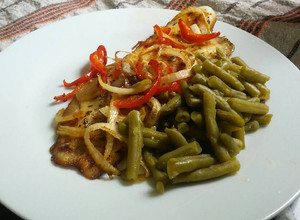 Una foto de Pescado al horno con cebolla y morrón y salsa de soja