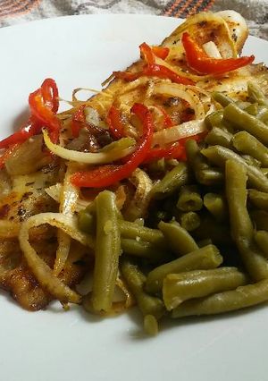 Una foto de Pescado al horno con cebolla y morrón y salsa de soja