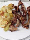 Barbacoa de chuletillas de cordero con patatas fritas