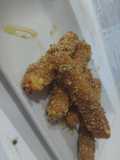 Palitos de queso rebozados con miel de romero