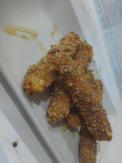 Una foto de Palitos de queso rebozados con miel de romero