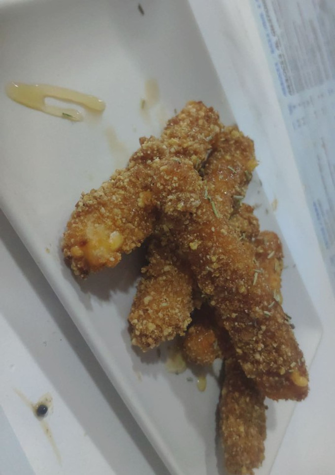 Una foto de Palitos de queso rebozados con miel de romero