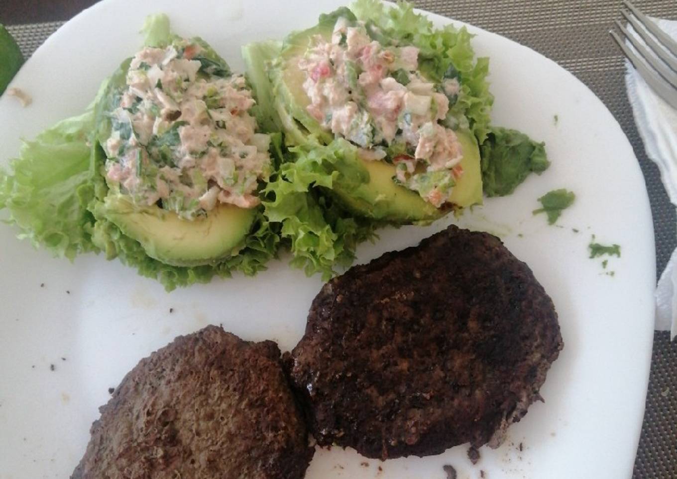 Aguacate relleno de atún