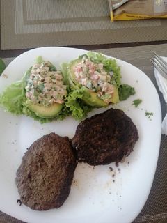 Una foto de Aguacate relleno de atún