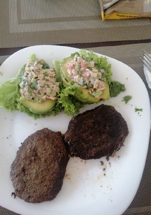 Una foto de Aguacate relleno de atún