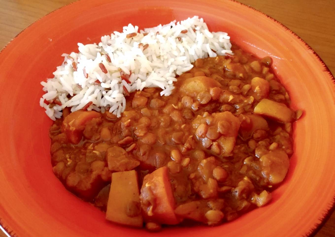 Lentejas veganas con arroz al ras al hanout en olla rápida