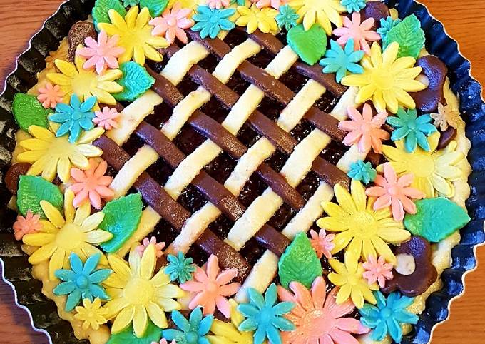 Crostata alle pesche con griglia decorativa