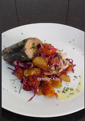 Una foto de Caballa con ensalada