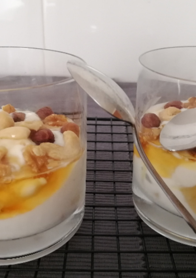 Una foto de Yogur griego con piña, miel y frutos secos