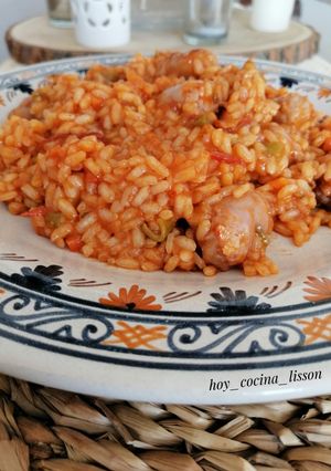 Una foto de Arroz con verduras y salchichas