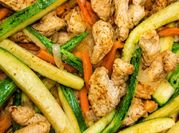 Una foto de pollo salteado con verduras