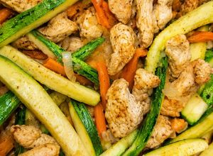 Una foto de Salteado de pollo y verduras al wok 🍗🧅🥕🧄