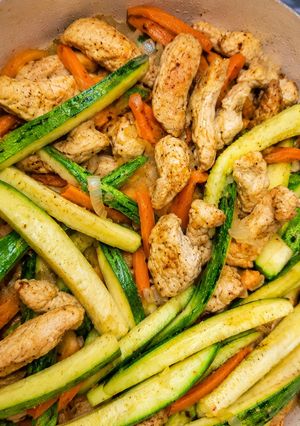 Una foto de Salteado de pollo y verduras al wok 🍗🧅🥕🧄