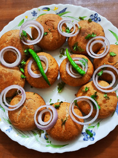 सत्तू की कचौड़ी(sattu ki kachori recipe in Hindi) रेसिपी मुख्य फोटो